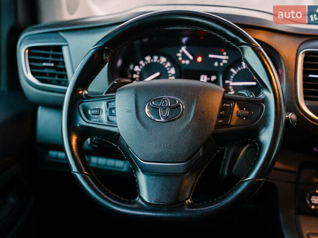 Серый Тойота Proace Verso, объемом двигателя 2 л и пробегом 313 тыс. км за 35000 $, фото 46 на Automoto.ua