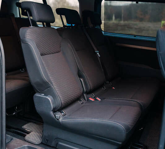 Серый Тойота Proace Verso, объемом двигателя 2 л и пробегом 313 тыс. км за 35000 $, фото 49 на Automoto.ua