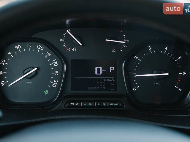 Серый Тойота Proace Verso, объемом двигателя 2 л и пробегом 229 тыс. км за 35000 $, фото 62 на Automoto.ua