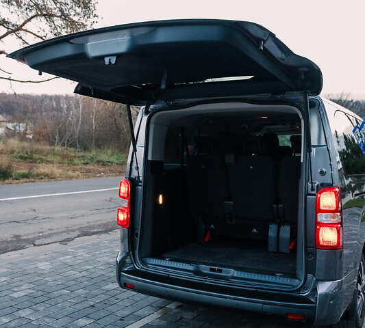 Серый Тойота Proace Verso, объемом двигателя 2 л и пробегом 313 тыс. км за 35000 $, фото 54 на Automoto.ua