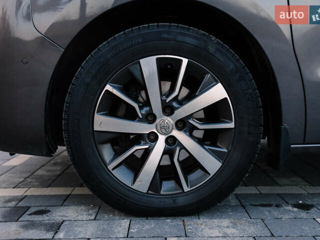 Серый Тойота Proace Verso, объемом двигателя 2 л и пробегом 313 тыс. км за 35000 $, фото 13 на Automoto.ua