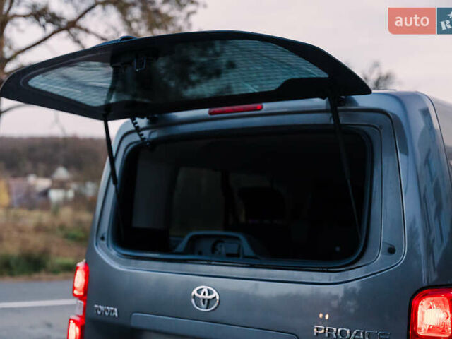 Серый Тойота Proace Verso, объемом двигателя 2 л и пробегом 313 тыс. км за 35000 $, фото 53 на Automoto.ua