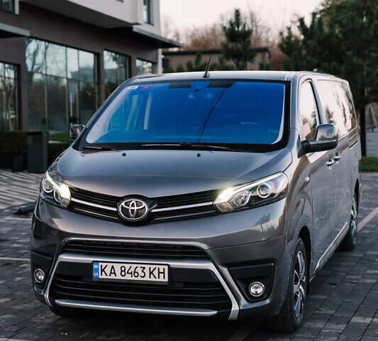 Серый Тойота Proace Verso, объемом двигателя 2 л и пробегом 313 тыс. км за 35000 $, фото 1 на Automoto.ua