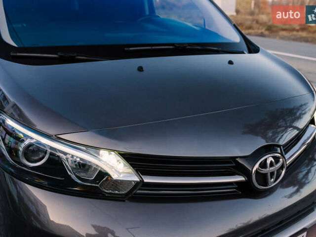 Серый Тойота Proace Verso, объемом двигателя 2 л и пробегом 313 тыс. км за 35000 $, фото 18 на Automoto.ua