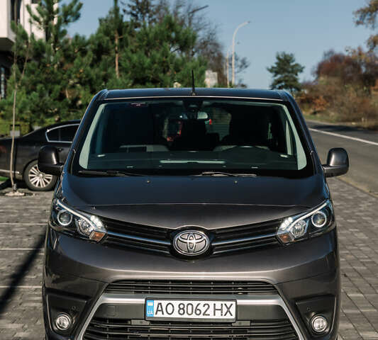 Серый Тойота Proace Verso, объемом двигателя 2 л и пробегом 229 тыс. км за 35000 $, фото 1 на Automoto.ua