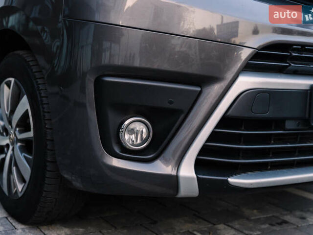 Серый Тойота Proace Verso, объемом двигателя 2 л и пробегом 313 тыс. км за 35000 $, фото 22 на Automoto.ua