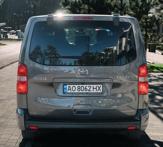 Серый Тойота Proace Verso, объемом двигателя 2 л и пробегом 229 тыс. км за 35000 $, фото 5 на Automoto.ua