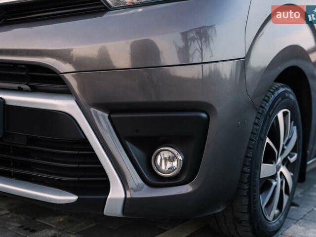 Серый Тойота Proace Verso, объемом двигателя 2 л и пробегом 313 тыс. км за 35000 $, фото 21 на Automoto.ua