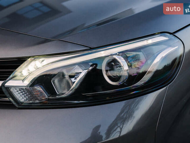 Серый Тойота Proace Verso, объемом двигателя 2 л и пробегом 313 тыс. км за 35000 $, фото 19 на Automoto.ua