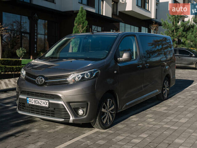 Серый Тойота Proace Verso, объемом двигателя 2 л и пробегом 229 тыс. км за 35000 $, фото 2 на Automoto.ua
