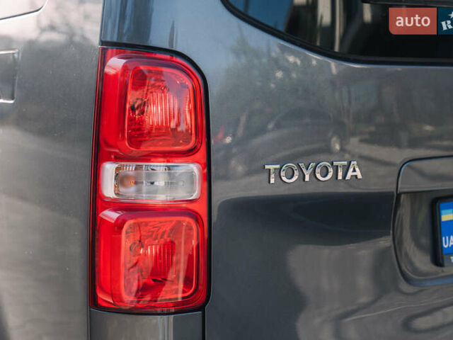 Серый Тойота Proace Verso, объемом двигателя 2 л и пробегом 229 тыс. км за 35000 $, фото 14 на Automoto.ua