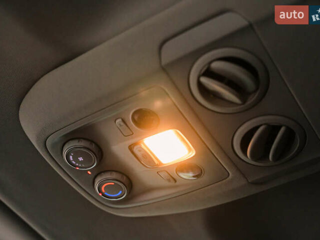 Серый Тойота Proace Verso, объемом двигателя 2 л и пробегом 313 тыс. км за 35000 $, фото 43 на Automoto.ua