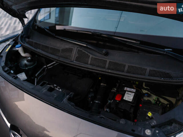 Серый Тойота Proace Verso, объемом двигателя 2 л и пробегом 313 тыс. км за 35000 $, фото 27 на Automoto.ua