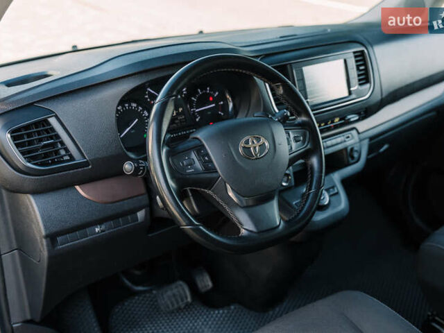 Серый Тойота Proace Verso, объемом двигателя 2 л и пробегом 229 тыс. км за 35000 $, фото 32 на Automoto.ua