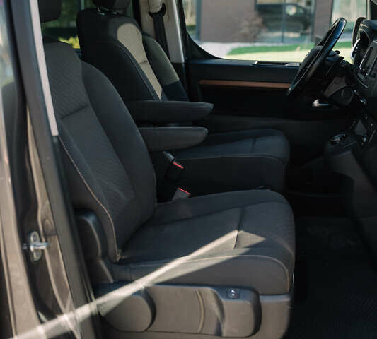 Серый Тойота Proace Verso, объемом двигателя 2 л и пробегом 229 тыс. км за 35000 $, фото 51 на Automoto.ua