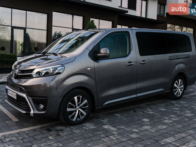 Серый Тойота Proace Verso, объемом двигателя 2 л и пробегом 313 тыс. км за 35000 $, фото 2 на Automoto.ua