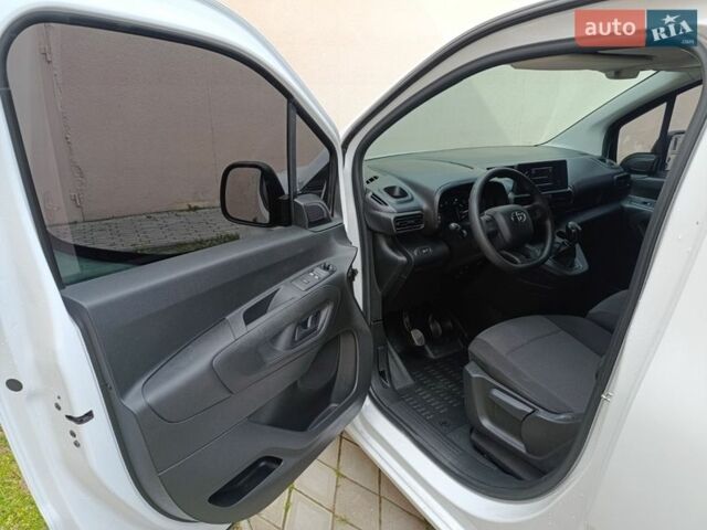 Белый Тойота Proace, объемом двигателя 1.56 л и пробегом 36 тыс. км за 18999 $, фото 29 на Automoto.ua