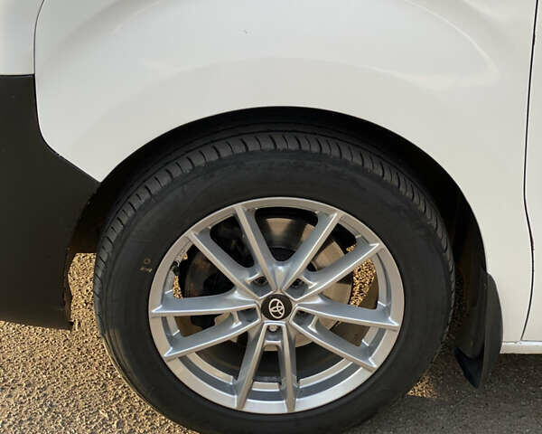 Белый Тойота Proace, объемом двигателя 2 л и пробегом 177 тыс. км за 18900 $, фото 24 на Automoto.ua