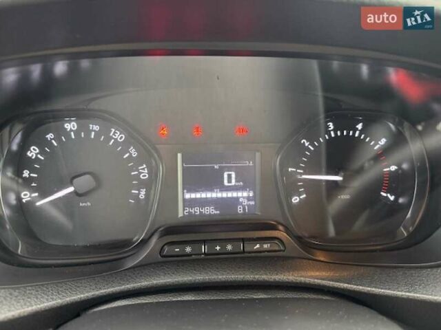 Белый Тойота Proace, объемом двигателя 2 л и пробегом 250 тыс. км за 16999 $, фото 2 на Automoto.ua