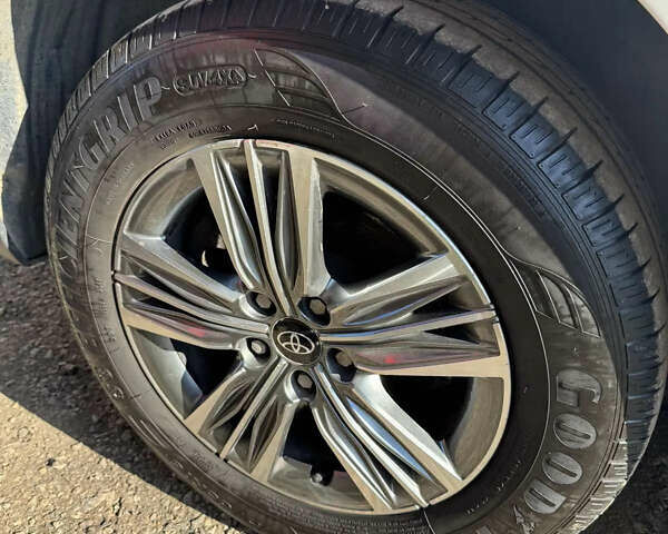 Белый Тойота Proace, объемом двигателя 1.56 л и пробегом 198 тыс. км за 12700 $, фото 4 на Automoto.ua