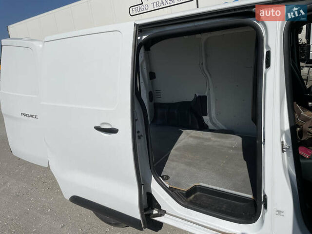 Белый Тойота Proace, объемом двигателя 1.56 л и пробегом 95 тыс. км за 18796 $, фото 6 на Automoto.ua