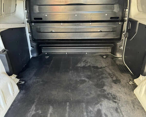 Белый Тойота Proace, объемом двигателя 1.56 л и пробегом 198 тыс. км за 12700 $, фото 7 на Automoto.ua