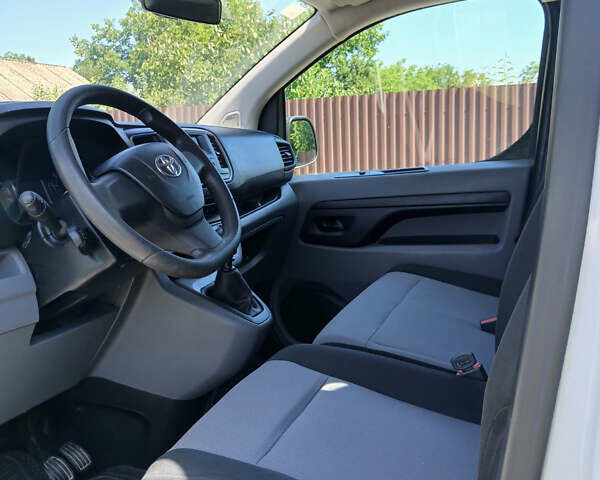 Белый Тойота Proace, объемом двигателя 2 л и пробегом 117 тыс. км за 21999 $, фото 4 на Automoto.ua