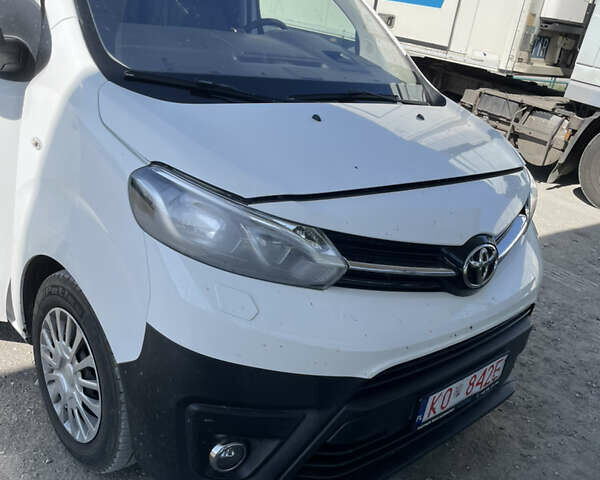 Белый Тойота Proace, объемом двигателя 1.56 л и пробегом 95 тыс. км за 18796 $, фото 3 на Automoto.ua