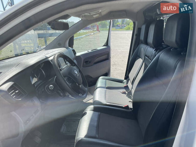 Белый Тойота Proace, объемом двигателя 1.56 л и пробегом 95 тыс. км за 18796 $, фото 10 на Automoto.ua