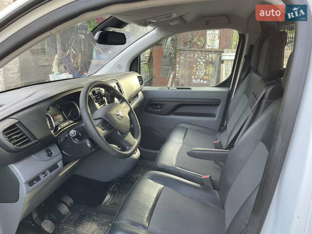 Белый Тойота Proace, объемом двигателя 1.56 л и пробегом 95 тыс. км за 18796 $, фото 12 на Automoto.ua