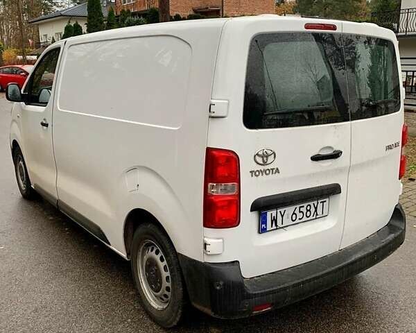 Белый Тойота Proace, объемом двигателя 1.5 л и пробегом 148 тыс. км за 15000 $, фото 2 на Automoto.ua