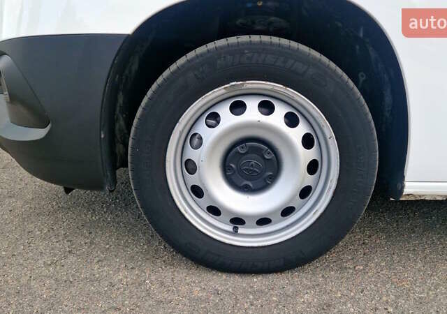 Белый Тойота Proace, объемом двигателя 1.5 л и пробегом 37 тыс. км за 18159 $, фото 38 на Automoto.ua
