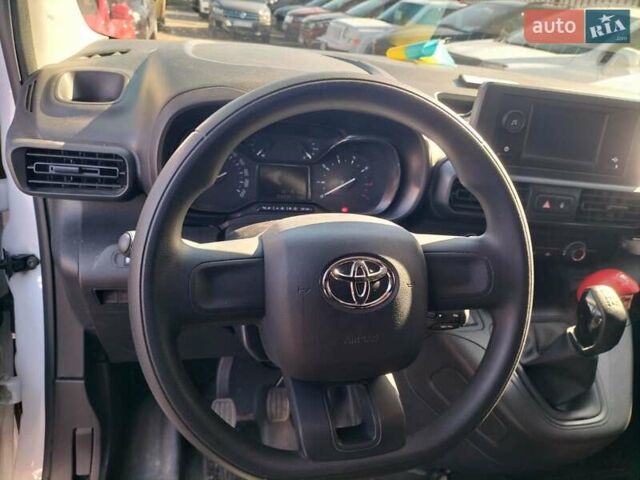 Белый Тойота Proace, объемом двигателя 1.6 л и пробегом 35 тыс. км за 18999 $, фото 5 на Automoto.ua