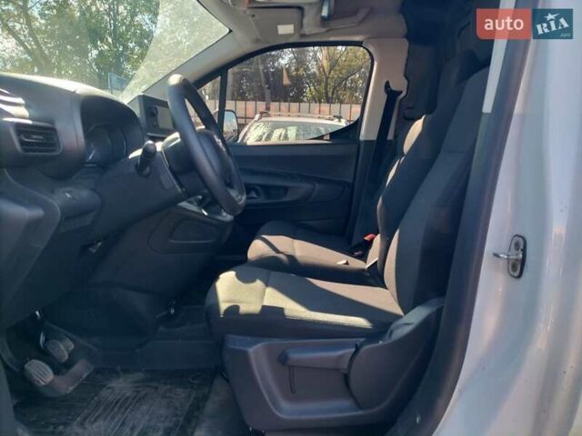 Белый Тойота Proace, объемом двигателя 1.6 л и пробегом 35 тыс. км за 18999 $, фото 7 на Automoto.ua