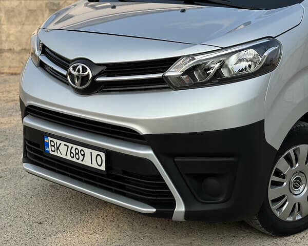 Сірий Тойота Proace, об'ємом двигуна 2 л та пробігом 177 тис. км за 18000 $, фото 2 на Automoto.ua