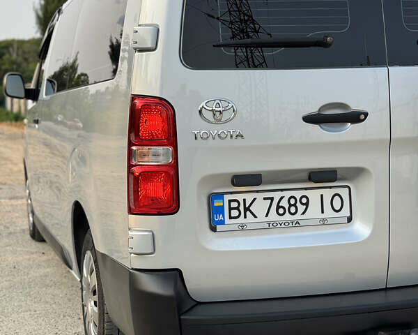 Сірий Тойота Proace, об'ємом двигуна 2 л та пробігом 177 тис. км за 18000 $, фото 17 на Automoto.ua