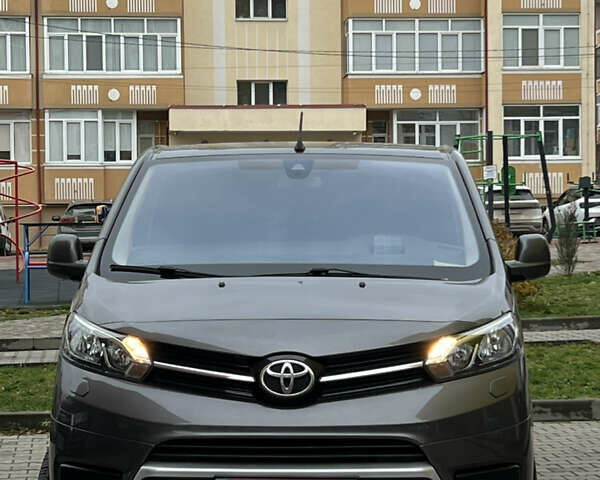 Серый Тойота Proace, объемом двигателя 1.56 л и пробегом 177 тыс. км за 17999 $, фото 1 на Automoto.ua