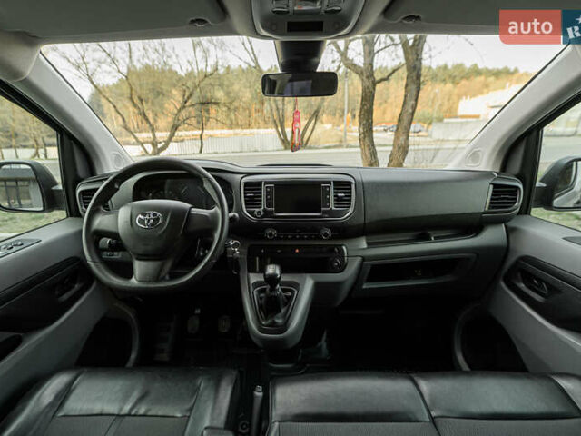 Серый Тойота Proace, объемом двигателя 2 л и пробегом 176 тыс. км за 29900 $, фото 59 на Automoto.ua
