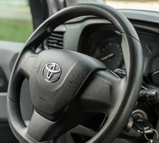 Серый Тойота Proace, объемом двигателя 2 л и пробегом 176 тыс. км за 29900 $, фото 43 на Automoto.ua