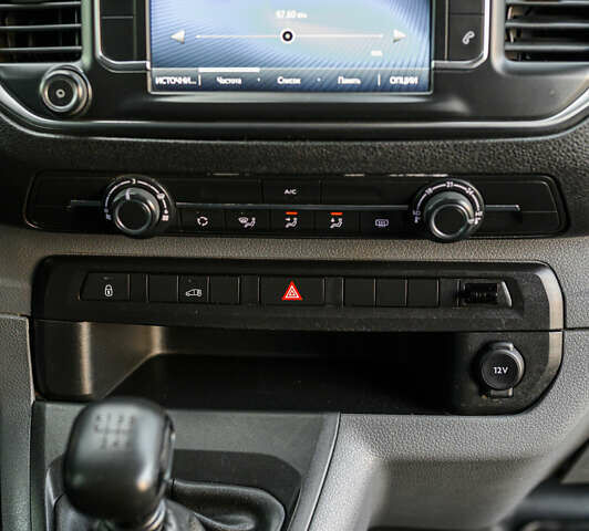 Серый Тойота Proace, объемом двигателя 2 л и пробегом 176 тыс. км за 28900 $, фото 39 на Automoto.ua