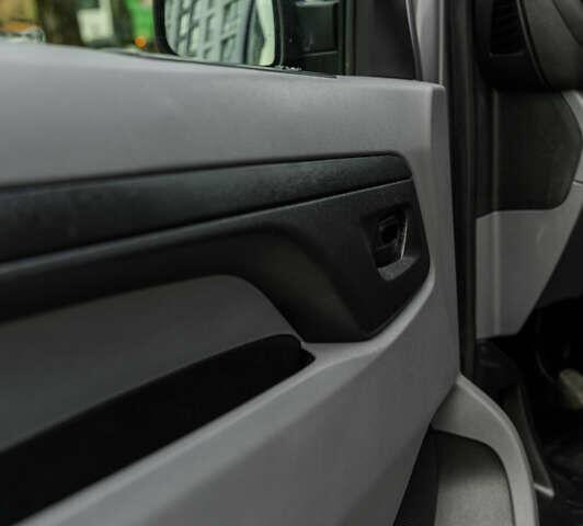 Серый Тойота Proace, объемом двигателя 2 л и пробегом 176 тыс. км за 28900 $, фото 46 на Automoto.ua