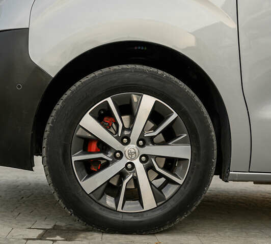 Серый Тойота Proace, объемом двигателя 2 л и пробегом 176 тыс. км за 28900 $, фото 24 на Automoto.ua