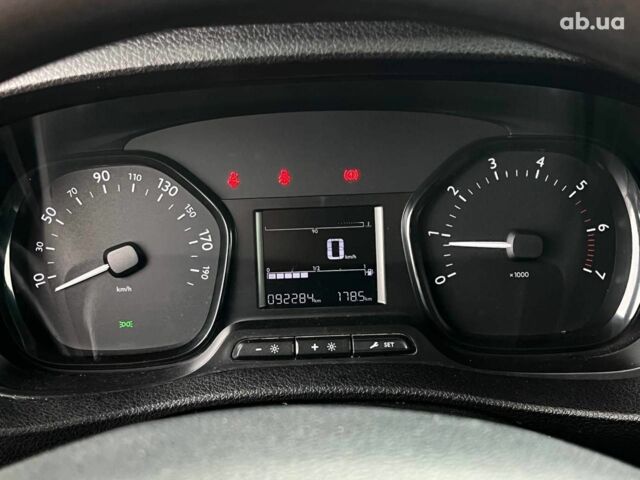 Серый Тойота Proace, объемом двигателя 2 л и пробегом 92 тыс. км за 21990 $, фото 24 на Automoto.ua