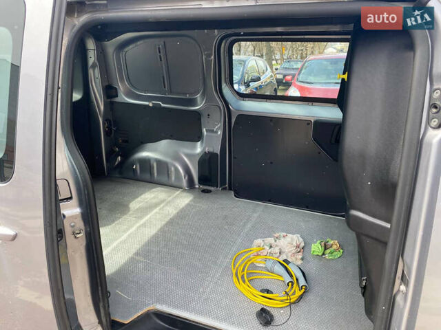 Серый Тойота Proace, объемом двигателя 0 л и пробегом 111 тыс. км за 21200 $, фото 6 на Automoto.ua