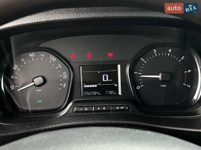 Серый Тойота Proace, объемом двигателя 2 л и пробегом 92 тыс. км за 20940 $, фото 24 на Automoto.ua