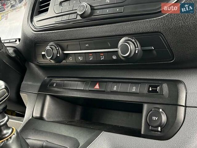 Серый Тойота Proace, объемом двигателя 2 л и пробегом 92 тыс. км за 20940 $, фото 21 на Automoto.ua