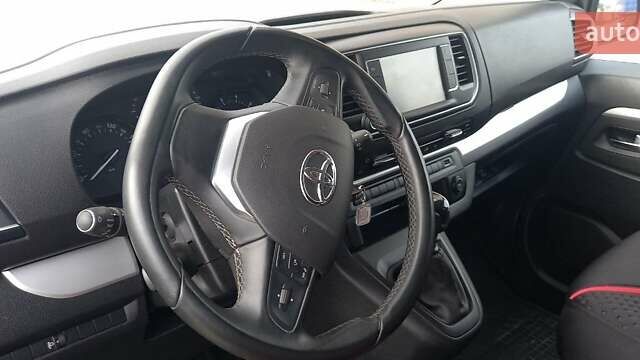 Серый Тойота Proace, объемом двигателя 2 л и пробегом 46 тыс. км за 45000 $, фото 2 на Automoto.ua