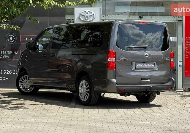 Серый Тойота Proace, объемом двигателя 2 л и пробегом 54 тыс. км за 37749 $, фото 2 на Automoto.ua