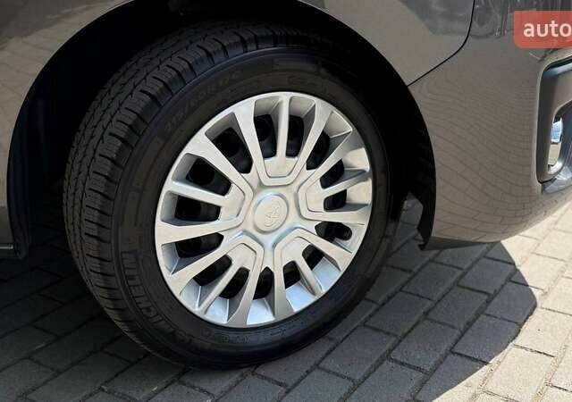 Серый Тойота Proace, объемом двигателя 2 л и пробегом 54 тыс. км за 37749 $, фото 25 на Automoto.ua