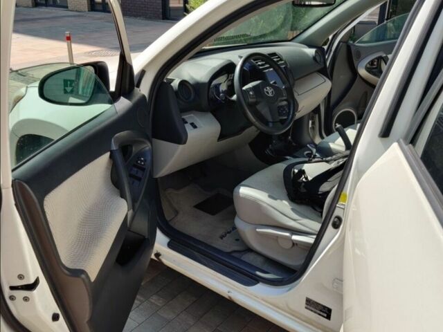 Белый Тойота РАВ 4, объемом двигателя 0 л и пробегом 190 тыс. км за 7000 $, фото 1 на Automoto.ua